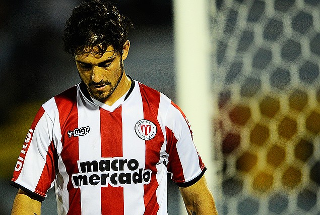 Darío Flores en el momento que abandona la cancha lesionado el domingo ante Peñarol.