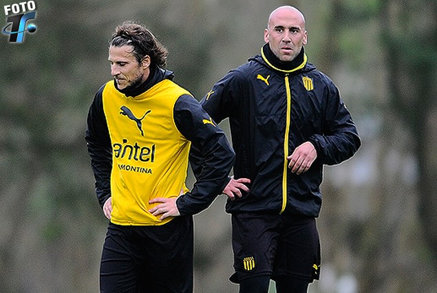 Guillermo Rodríguez junto a Diego Forlán, en su primer entrenamiento en Los Aromos. 
