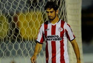 Darío Flotres, lesionado se marcha de la cancha.