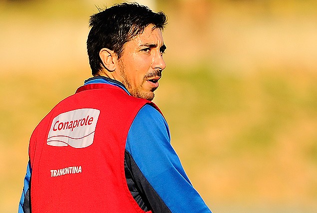 Fucile volvió al lateral derecho.