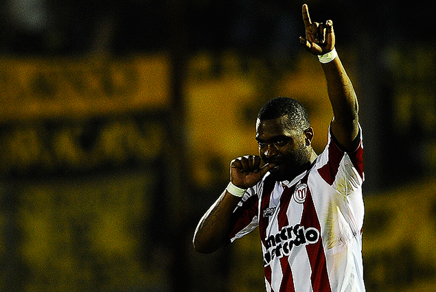 Santiago "Morro" García, en el cuarto gol, de penal, en la noche inolvidable de River Plate que goleó 4:0 a Peñarol.