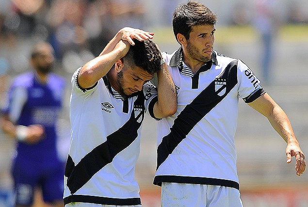 Ignacio González el 9 de noviembre último, con Camilo Mayada. Un gol muy festejado, en la última victoria de los franeados como locales ante la viola. 