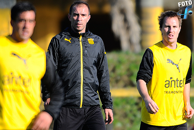 Diego Ifrán, Carlos Valdez y Hernán Novick en el trabajo en espacios reducidos.