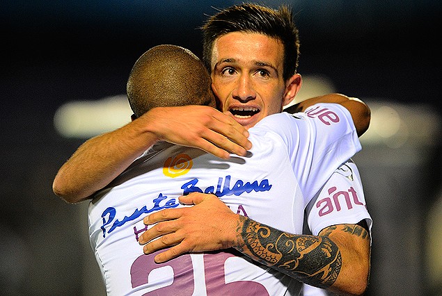 Brian Lozano en abrazo de goleadores con "Romario", celebrando el segundo y definitivo violeta.