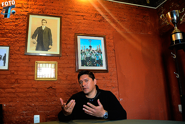 Darío Larrosa, de Racing a Peñarol con Forlán en la cancha. 
