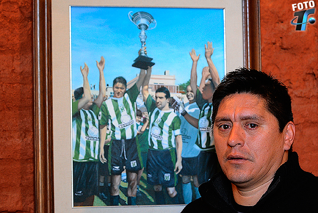 Darío Larrosa, el técnico y la imagen de su historia albiverde como jugador; el sábado frente a Peñarol en el Estadio Centenario. 
