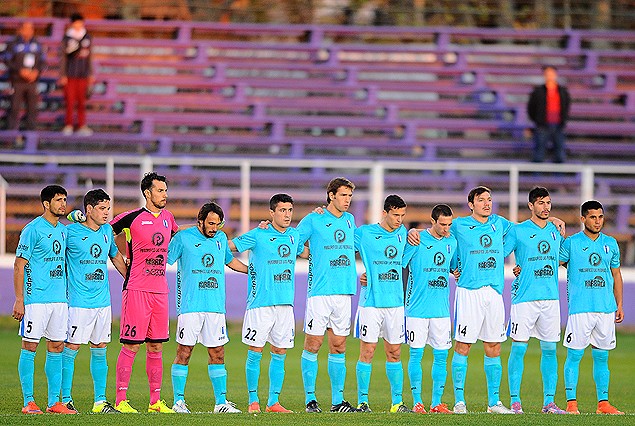 Los jugadores de Juventud en el respetuoso minuto de aplauso en memoria de las víctimas del terremoto de Chile.
