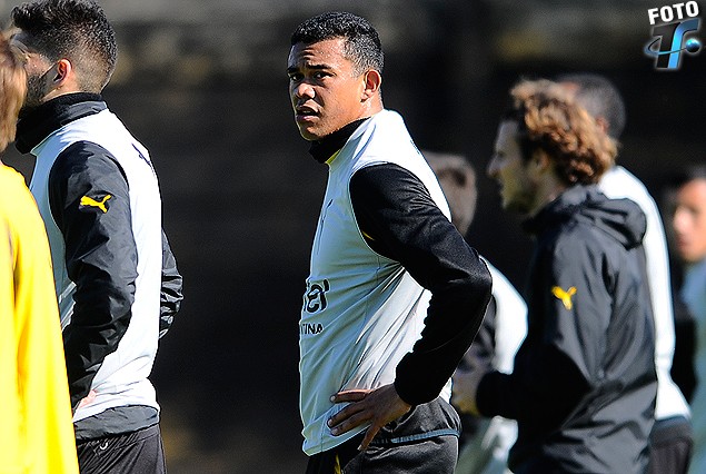 Sebastián Píriz aparece delante de Diego Forlán, en el entrenamiento del miércoles en Los Aromos.