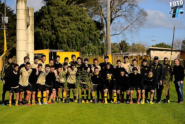 Los chicos de Séptima división plantaron 84 árboles en el predio de Los Aromos.