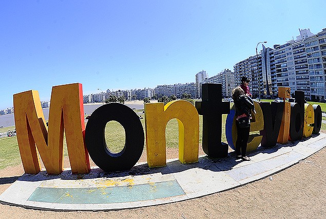 El cartel Montevideo de la rambla de Pocitos, amaneció pintada de amarillo y negro.