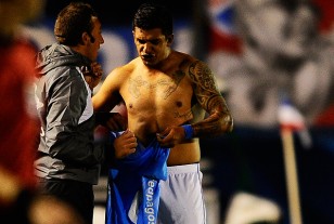 Diego Polenta en pleno cambio de camiseta.