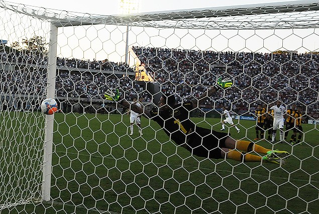 El golazo de Alvaro Recoba a Pablo Migliori. Clásico del Apertura del 11/11/14.