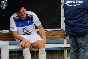 Matías Soto, dolorido en el banco. Sufrió desgarro.