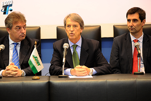 Alvaro Alonso, gerente general de Peñarol,, Gustavo Borthagaray,  presidente de Suat, y Martín De Castro, gerente general de Nacional, en el evento del acuerdo con Suat.