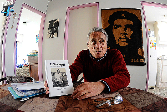 Hamlet Tabárez y el libro con sus recuerdos del fútbol. 
