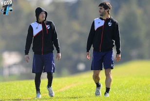 Marcelo Tabárez y Agustín Viana caminando en el entorno de la cancha.