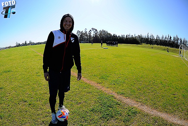Marcelo Tabárez con la pelota pronto para entrar a la cancha.