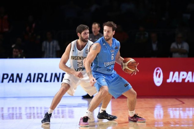 Mauricio "Pica" Aguiar maniobra ante la marca de Patricio Garino (Argentina). EFE