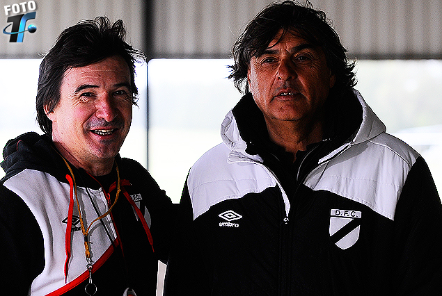 El Prof. Alejandro Valenzuela en su regreso a Danubio con el técnico Luis González; el martes asumieron en el Complejo.