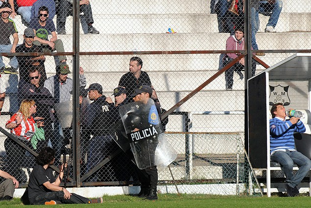 La policía tuvo que intervenir para alejar a los hinchas que se habían apostado detrás del banco de suplentes de River