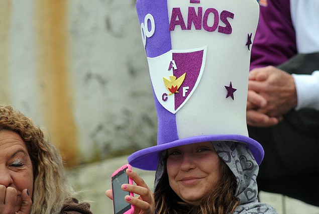 Niña con galera albivioleta en la platea local del Capurro