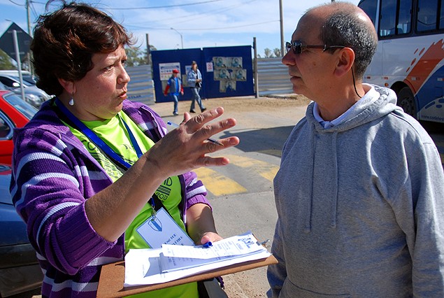 A la entrada del Parque Aritgas, romotora de Juventud explicando los planes para socios.
