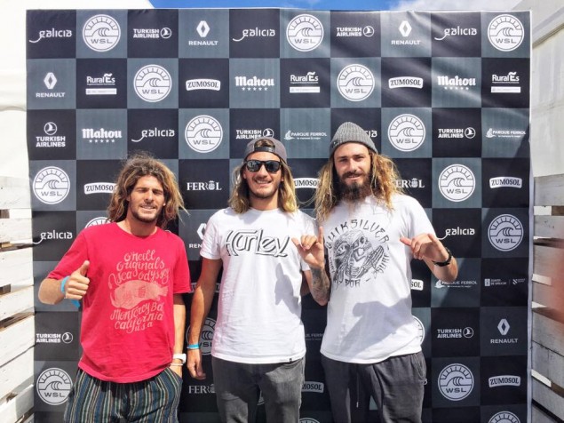 Celestes en España: Seba Olarte, Lucas y Santiago Madrid, en la tercera fecha WSL en Galicia, España. Foto: Lucas Madrid