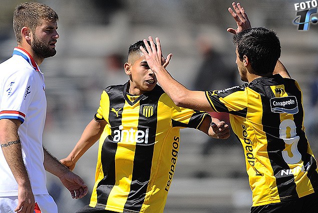 Michel Bonette festeja el gol de la apertura, lo saluda Diego Rossi (9).