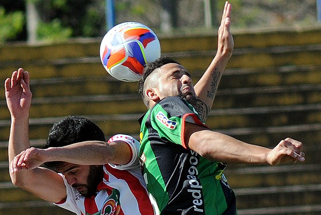 Gabriel De León salta con Maximiliano Callorda en disputa del balón.