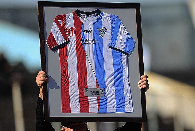 La directiva de Villa Teresa entregó a la Cerro un símbolo de la confraternidad entre ambas instituciones