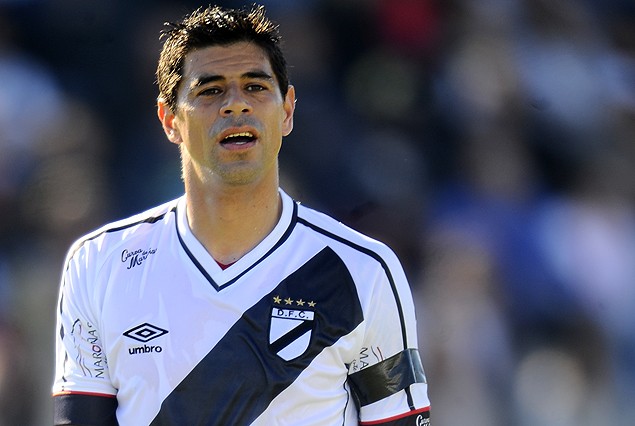 Carlos Grossmuller salió con fuerte golpe en el tobillo.