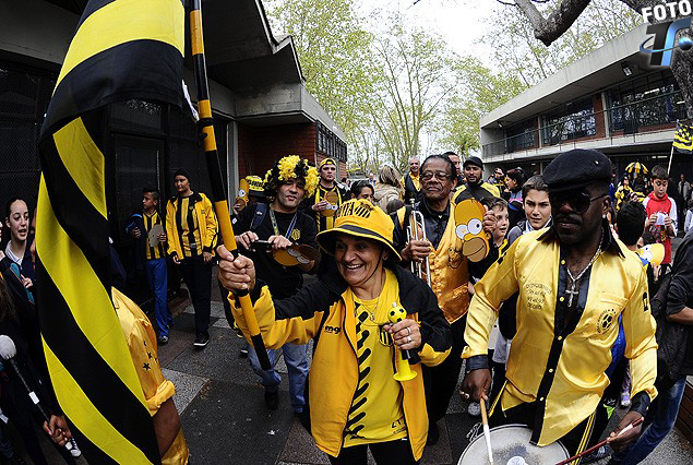 La alegría de Peñarol en el barrio donde se fundó el club con los colores aurinegros