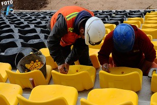 El trabajo instalando las Butacas en la Tribuna Oficial. 