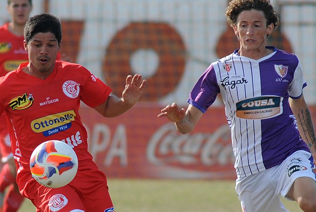 Gastón Martínez y Maximiliano Pérez corren tras el balón