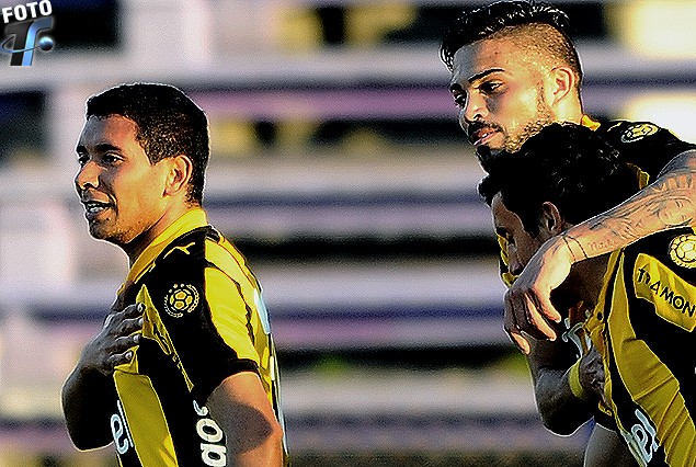 Cristian Palacios en la carrera del festejo del segundo y decisivo gol, es seguido por Nicolás Albarracín.