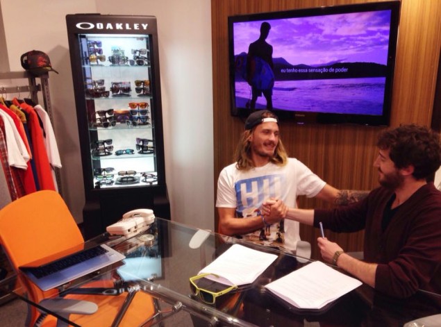 Un día muy especial el de hoy firmando mi renovación de contrato junto a Oakley Uruguay por un año más ! Seguimos viviendo nuevas experiencias juntos, gracias", contó Madrid.