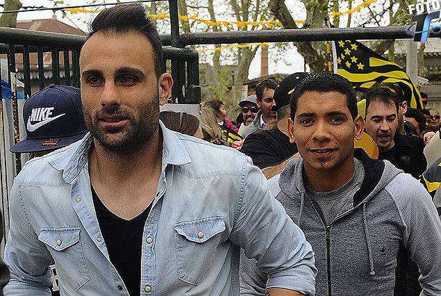 El arquero Damián Frascarelli y el delantero Cristian Palacios compartieron con la gente el festejo del club. 