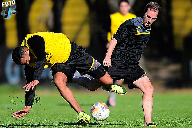 Sebastián Píriz, volante y zaguero en la práctica, es fauleado por Hernán Novick