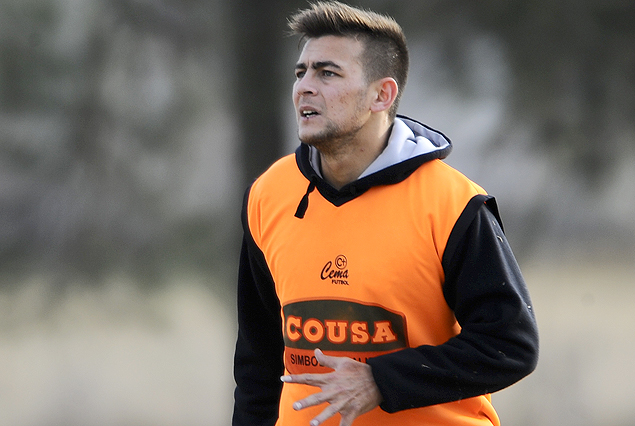 Gonzalo Papa en el mediocampo albivioleta.