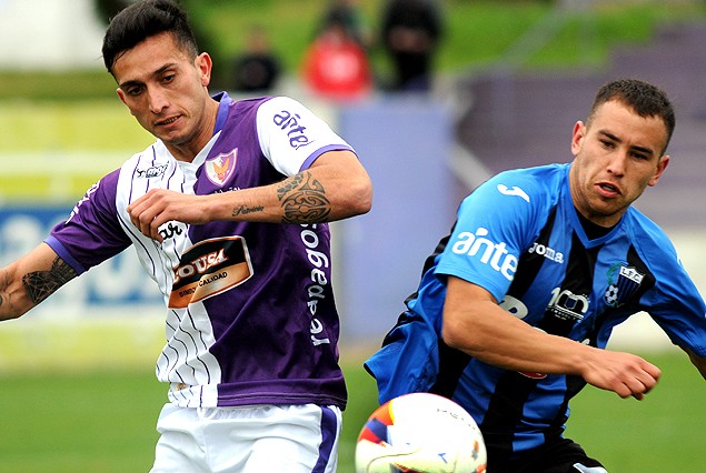 Maximiliano Perg disputa el balón con Junior Arias