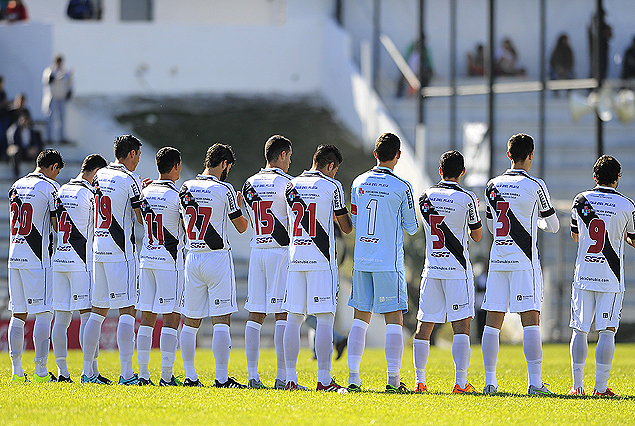 Los jugadores de Danubio en el minuto de aplausos en homenaje a Héctor "Lito" Silva.