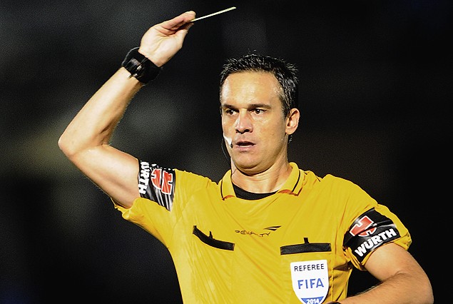 El árbitro argentino Patricio Loustau.