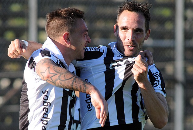 Danilo Peinado besa el escudo de Wanderers, festejando el primero de sus goles con quien lo habilitó para el mismo, Adrián Colombino.