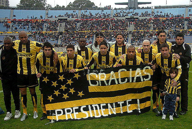Equipo de Peñarol que cayó 3:6 ante River Plate, el 26/08/2007.