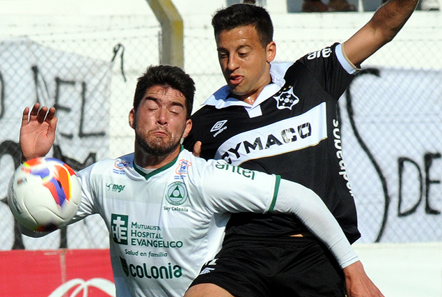 Ezequiel Vázquez en ataque frente a la marca de Emiliano Díaz. 