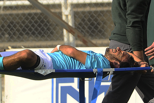 Gastón Puerari, visiblemente dolorido es retirado en camilla. Posible desgarro.