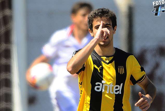 Diego Rossi festeja su gol de penal en el clásico de sub 17