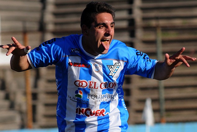 Luis Urruti festeja el gol que le dio el triunfo al albiceleste. 