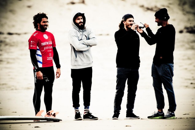 Marco Giorgi, junto a los hermanos Madrid, antes de entrar al agua hoy. Foto: WSL/Masurel