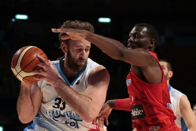 Kirili Wachsmann de Uruguay disputa el balón contra Ramón Clemente de Puerto Rico hoy, miércoles 9 de septiembre de 2015, durante un juego del Torneo FIBA Américas, clasificatorio para los Juegos Olímpicos de Río de Janeiro 2016, en el Palacio de los Deportes, en Ciudad de México (Ciudad de México). EFE